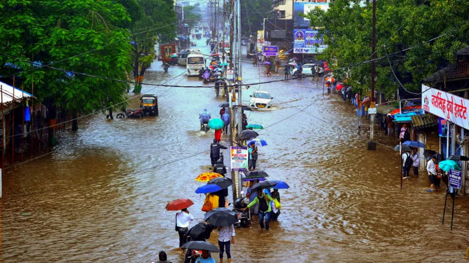 महाराष्ट्र बारिश 2025 बारिश से 21 मौतें महाराष्ट्र रेड अलर्ट heavy rain in Maharashtra Mumbai rain deaths Weather alert Maharashtra Monsoon havoc Maharashtra
