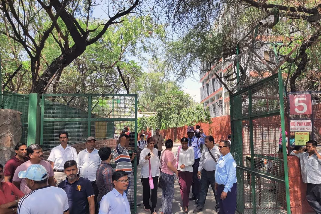 दिल्ली स्कूल बम धमकी Delhi school bomb threat 50 schools bomb email Bomb threat in Delhi Malviya Nagar school news Karol Bagh schools threat