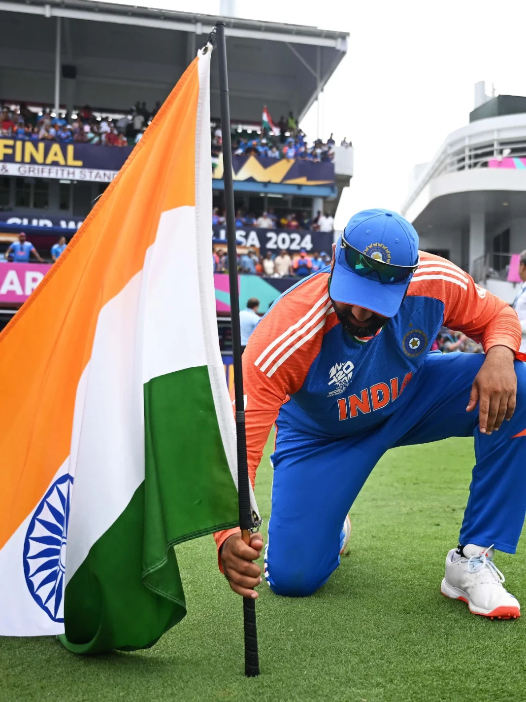 भारतीय क्रिकेट टीम के कप्तान रोहित शर्मा ने सोशल मीडिया पर तिरंगे के साथ अपनी एक खास तस्वीर शेयर की है, जिसने फैंस के बीच उत्साह बढ़ा दिया है। इस तस्वीर में रोहित भारतीय तिरंगे को थामे नज़र आ रहे हैं, और बैकग्राउंड में उनकी देशभक्ति साफ झलक रही है। Rohit Sharma, T20 World Cup 2024, India vs South Africa Final, Indian Cricket Team, Tricolour Photo, Barbados Final, Team India Victory, Rohit Sharma Social Media, Cricket News, ICC T20 Champion
