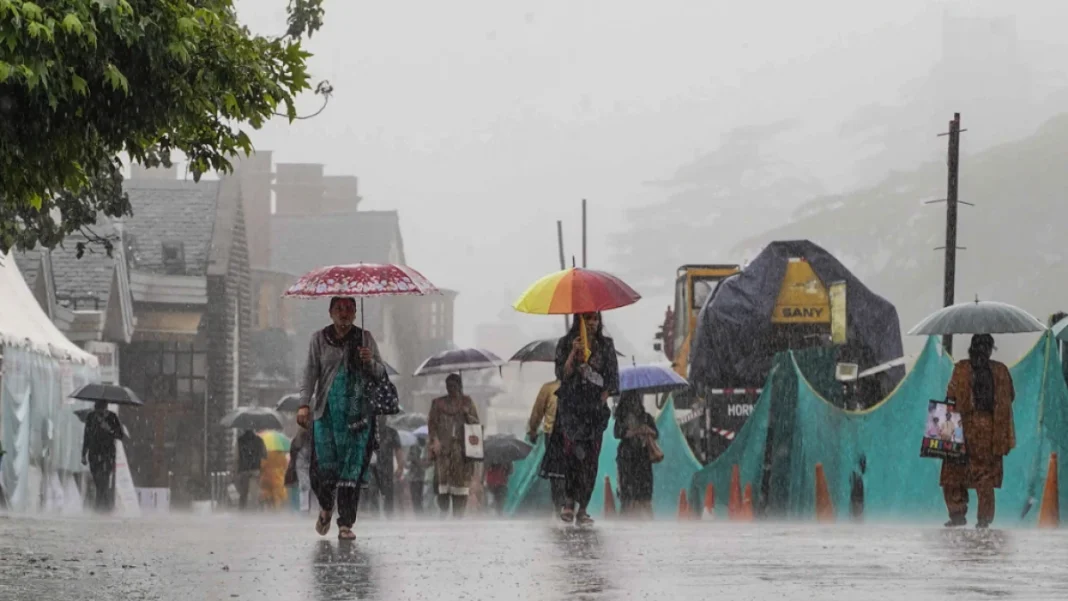 उत्तर भारत के पर्वतीय राज्यों में एक बार फिर मौसम की सख्ती बढ़ने वाली है। भारतीय मौसम विभाग (IMD) ने हिमाचल प्रदेश और उत्तराखंड के कई इलाकों के लिए भारी बारिश की चेतावनी जारी की है। उत्तराखंड बारिश अलर्ट हिमाचल भारी वर्षा मौसम विभाग ताज़ा अपडेट स्कूल बंद बारिश के कारण हिमाचल मौसम समाचार उत्तराखंड में येलो अलर्ट