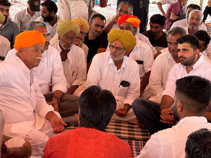 शिव विधायक रविंद्र सिंह भाटी, RLP नेता थान सिंह,ने धरने पर ही रात बिताई,
