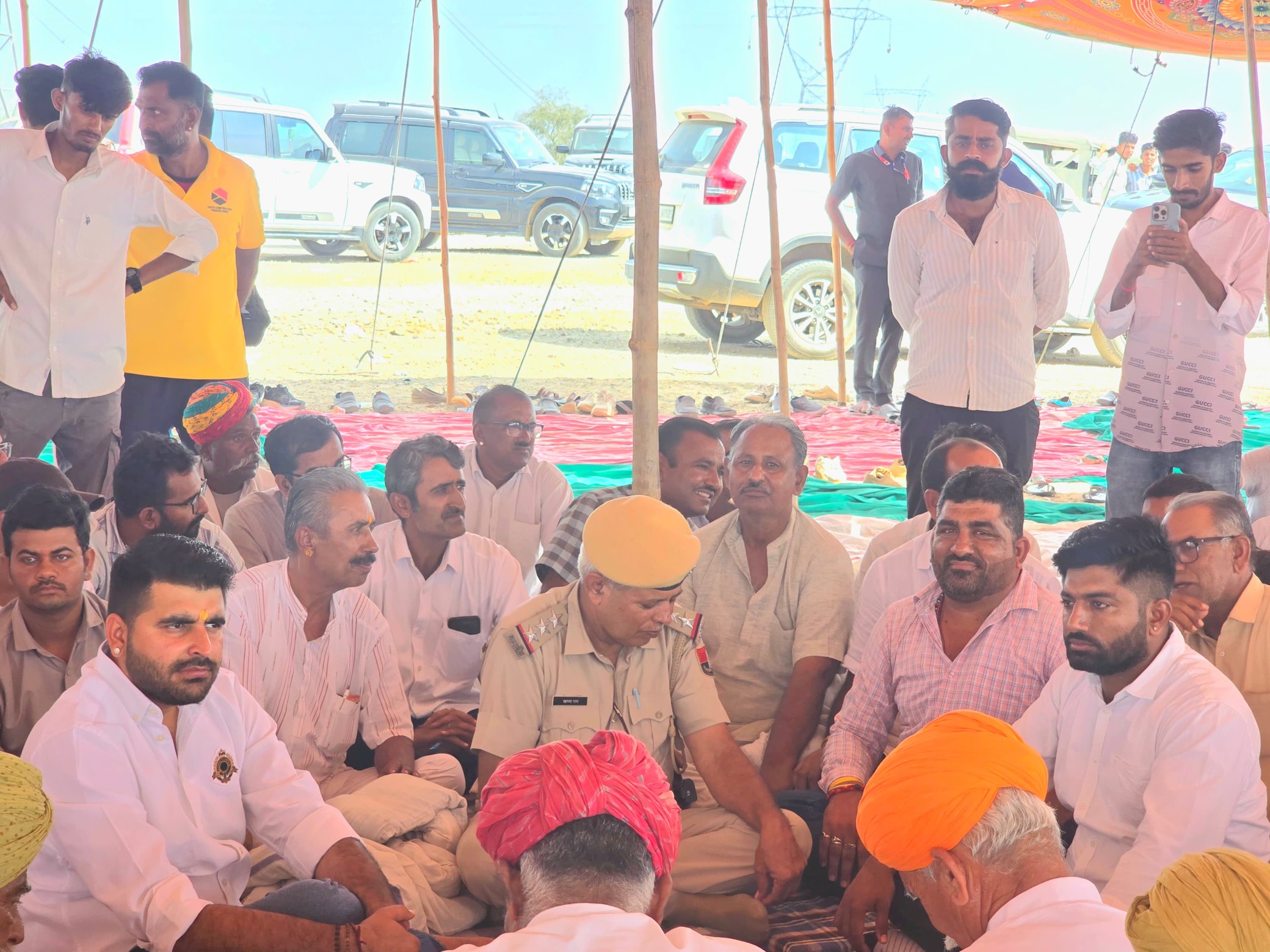 शिव विधायक रविंद्र सिंह भाटी, RLP नेता थान सिंह,ने धरने पर ही रात बिताई,