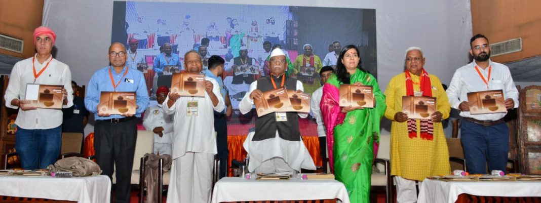 राज्यपाल हरिभाऊ बागडे युवा संसद अधिवेशन में संबोधित करते हुए