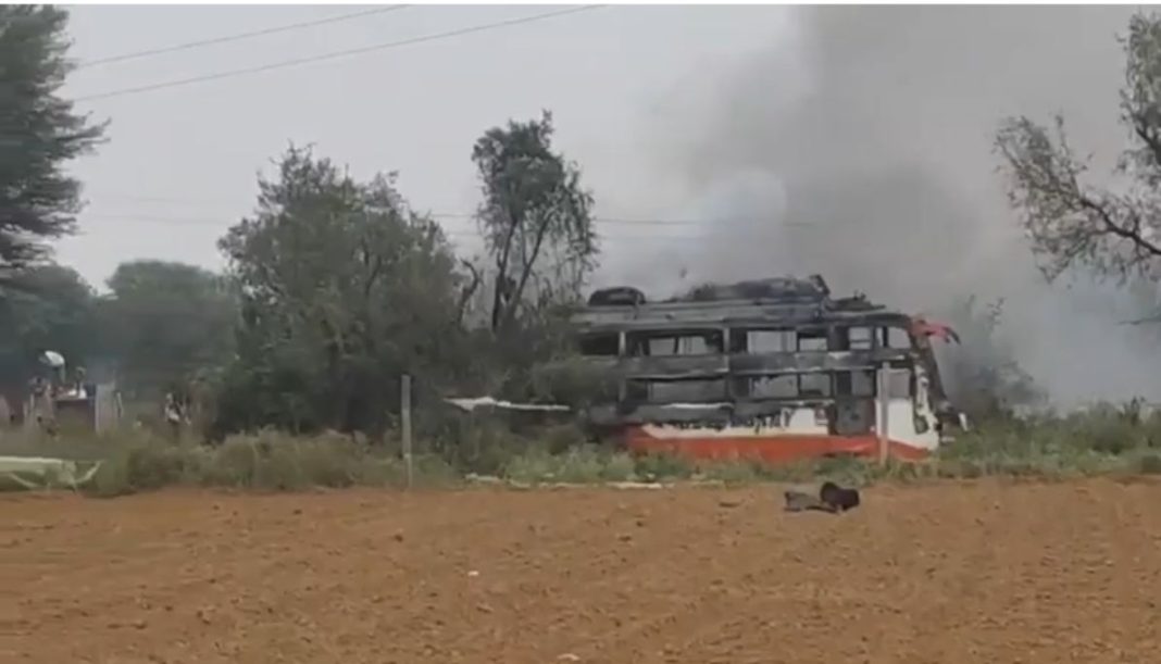 जयपुर में भीषण हादसा, हाईटेंशन लाइन की चपेट में आई बस में लगी