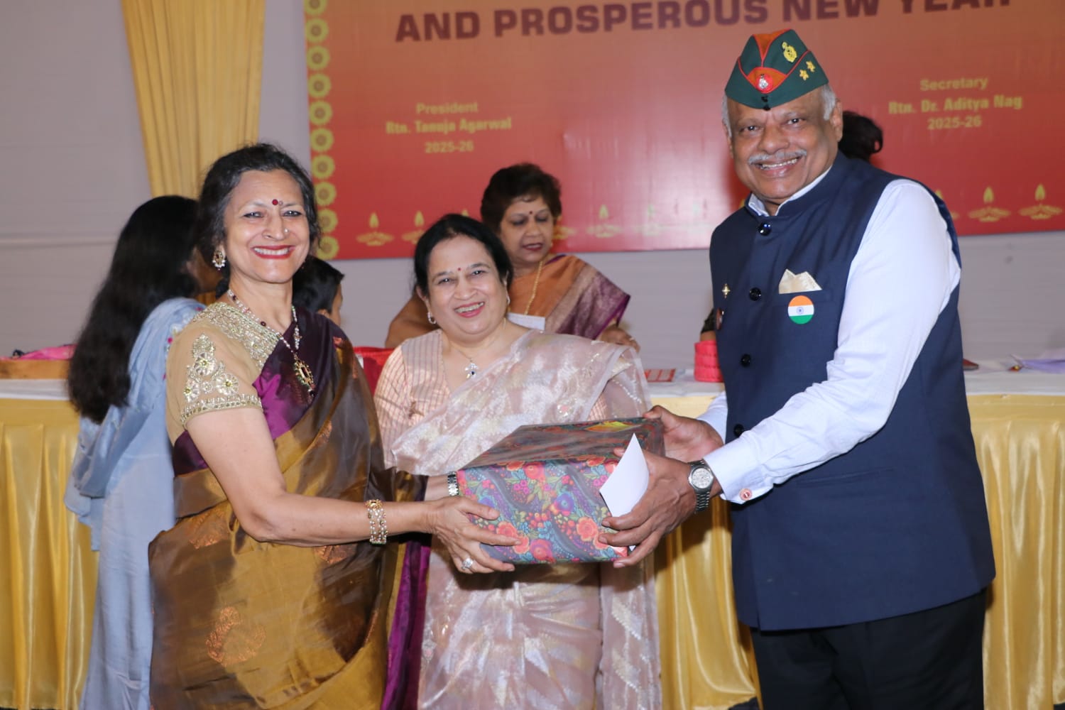 क्लब ट्रेनर रोटेरियन (पी.पी.) सुषमा बजाज और प्रेसिडेंट रोटेरियन रानू श्रीवास्तव