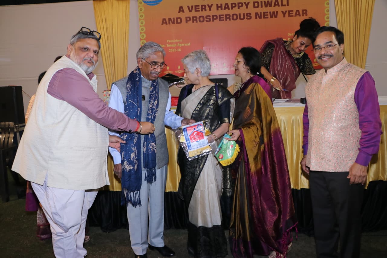 हाउजी गेम विजेताओं को पुरस्कार प्रदान किए गए