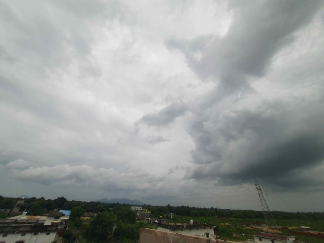 e5b7f7c01096af48459f3f2ade3fa3ba देश में तीन मौसम सिस्टम एक्टिव, भारी बारिश जारी