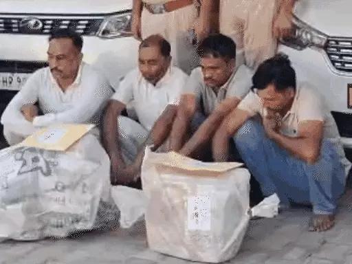 चूरू में नकली नोटों के साथ पकड़े गए बदमाश।