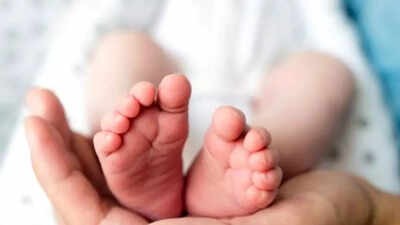 एक नवजात शिशु के पेट में एक और बच्चा पल रहा था। डॉक्टरों ने इस अनोखी स्थिति को ‘फीटस इन फीटू’ (Fetus in Fetu)