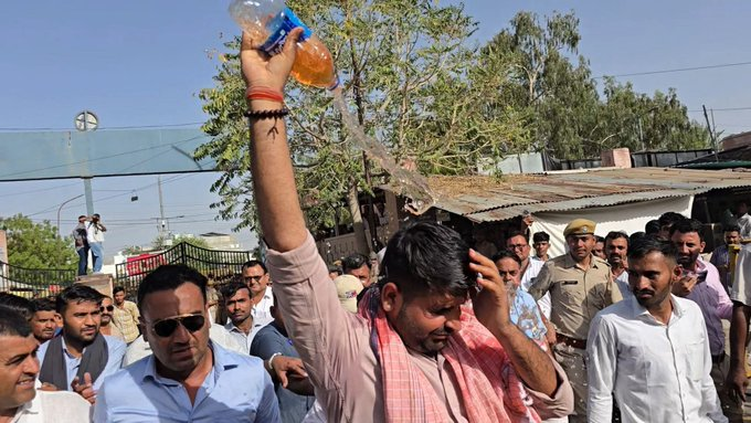 गिरल लिग्नाइट आंदोलन में बड़ा बवाल: रविंद्र सिंह भाटी ने खुद पर डाला पेट्रोल, बाड़मेर कलेक्ट्रेट में मचा हड़कंप